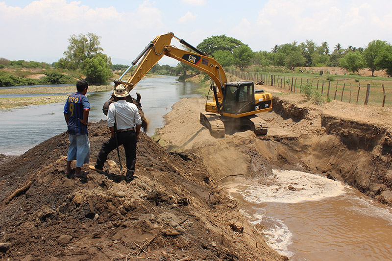 Comunidades intervienen para facilitar el paso de agua dulce en Río Aguacate